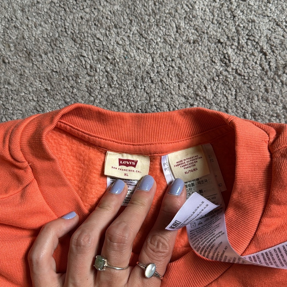 Levi's Cropped Sweatshirt - Picture 2 of 4